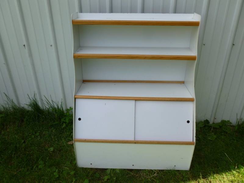 lot 73 image: Kids Bookshelf