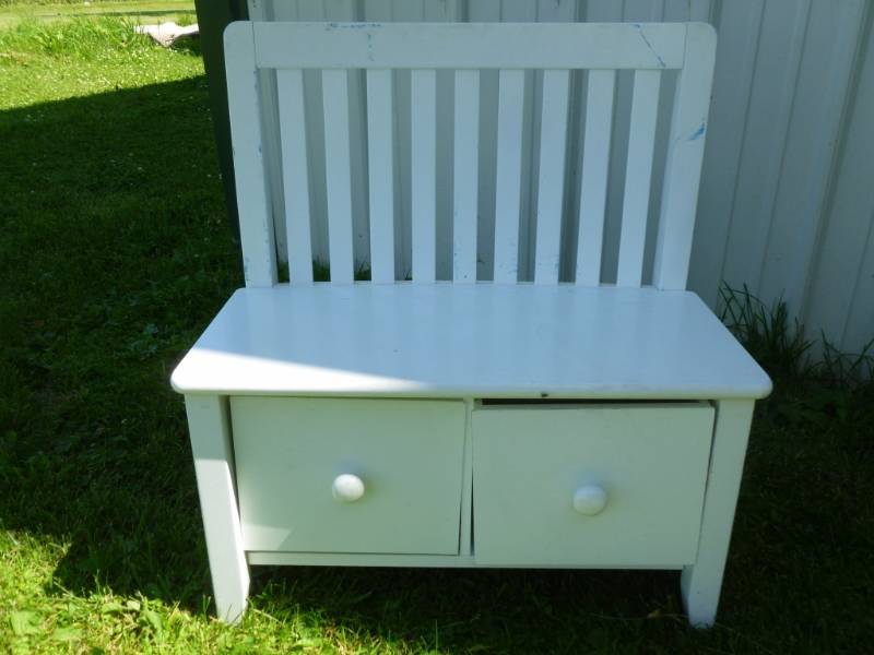 lot 81 image: Kids Bench