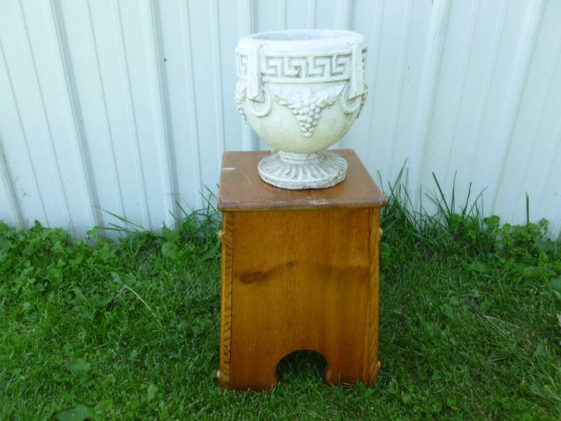 lot 85 image: Oak Plant Stand