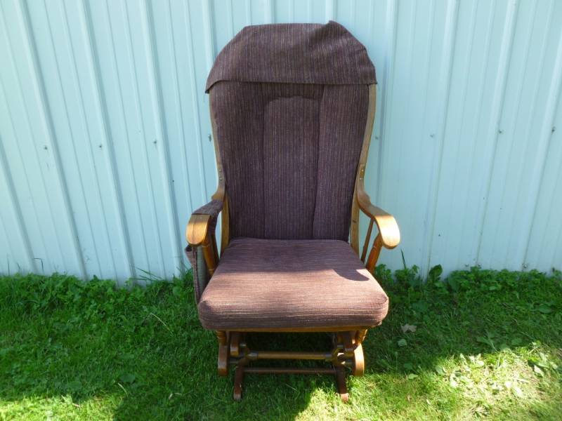 lot 87 image: Oak Glider Chair