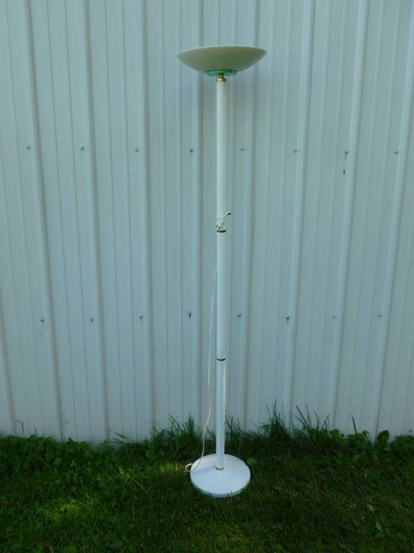 lot 98 image: Floor Lamp
