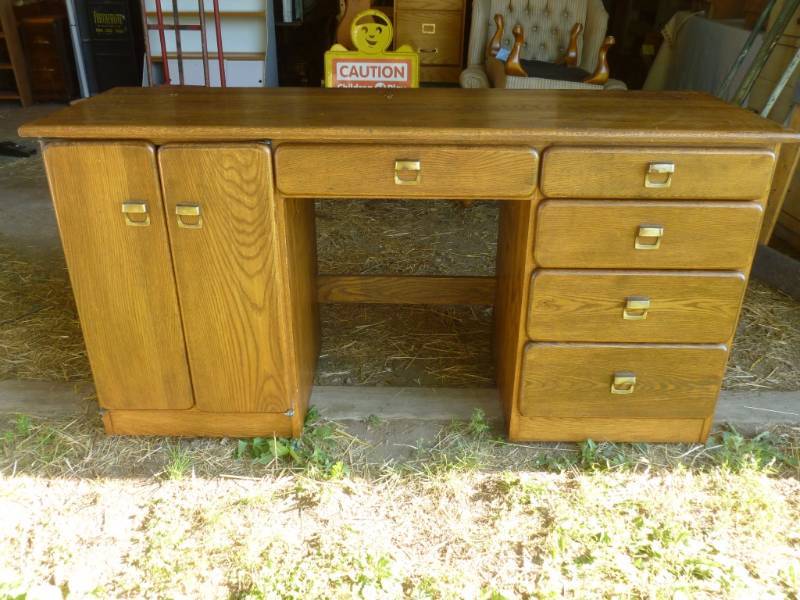 lot 101 image: Custom Made Oak Desk