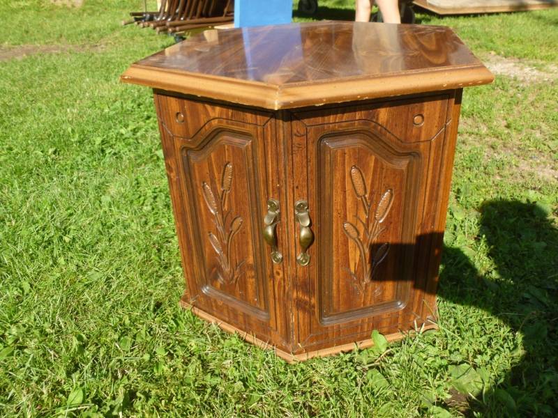 lot 108 image: End Table