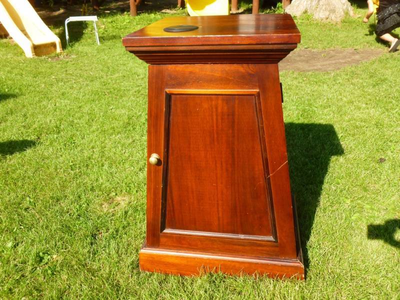 lot 113 image: Night Stand
