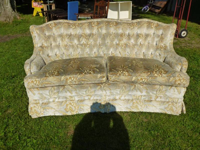 lot 114 image: Victorian Style Love Seat