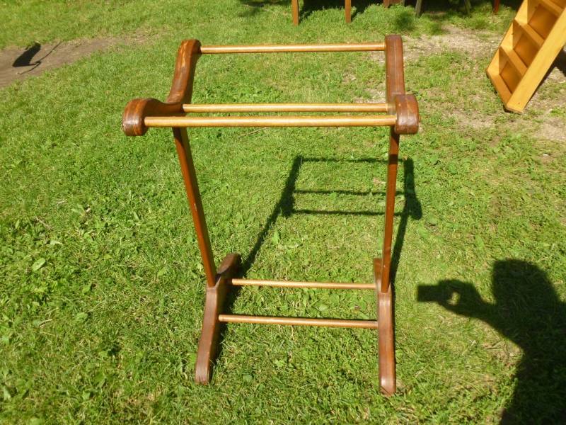 lot 123 image: Solid Wood Quilt Rack
