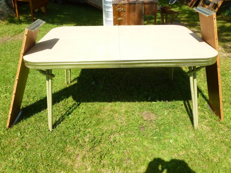 lot 138 image: Dining Room Table