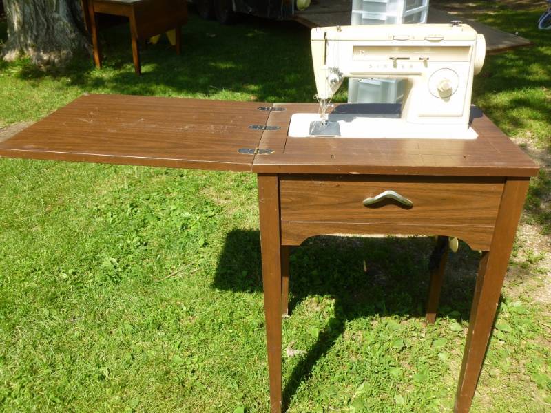 lot 143 image: Singer Sewing Machine
