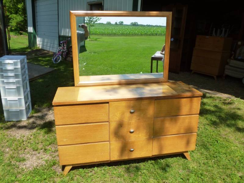 lot 146 image: Vintage Drexel Dresser