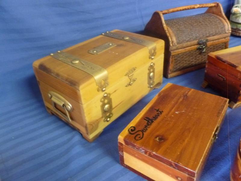 lot 56 image: Jewelry Boxes
