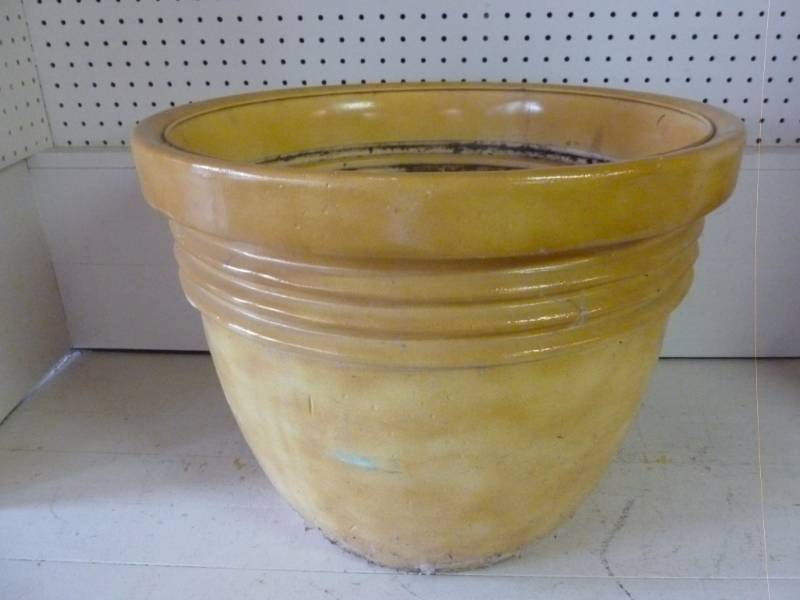 lot 60 image: Large Planter