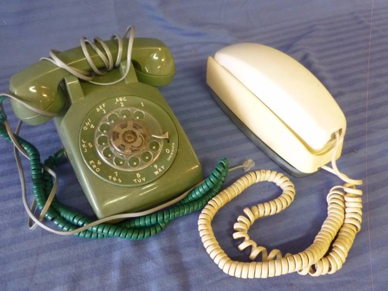 lot 100 image: Telephones