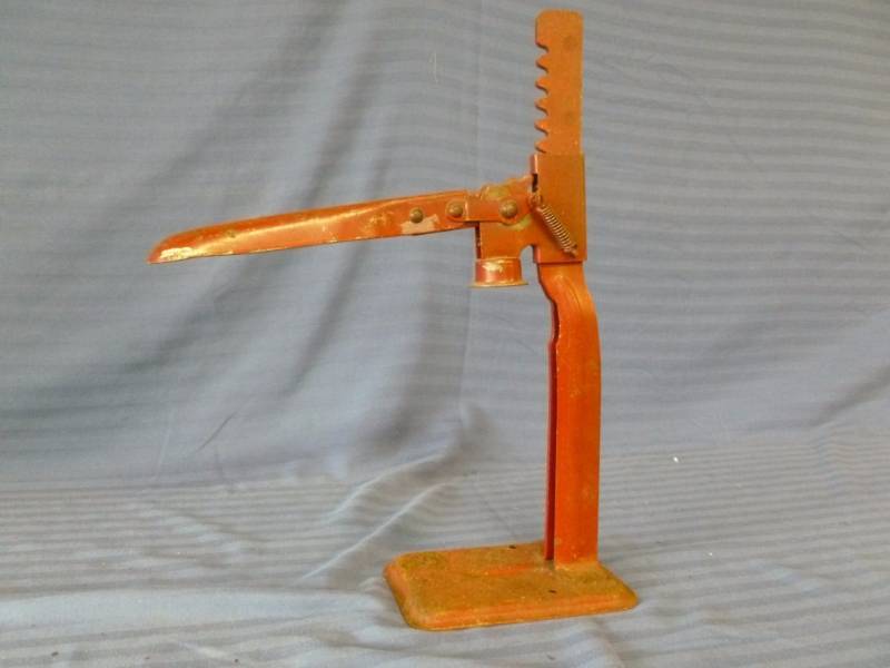 lot 140 image: Vintage Bottle Capper