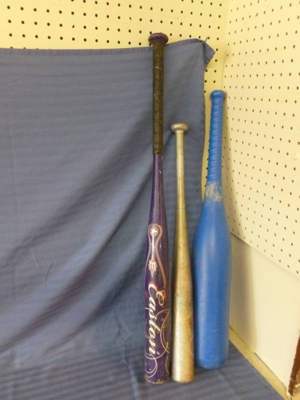 lot 147 image: Softball Bats