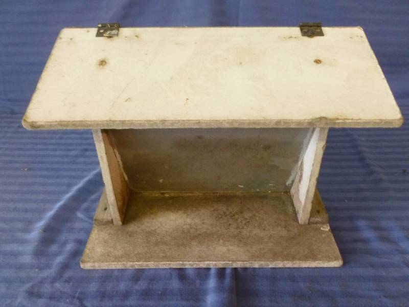 lot 185 image: Bird Feeder