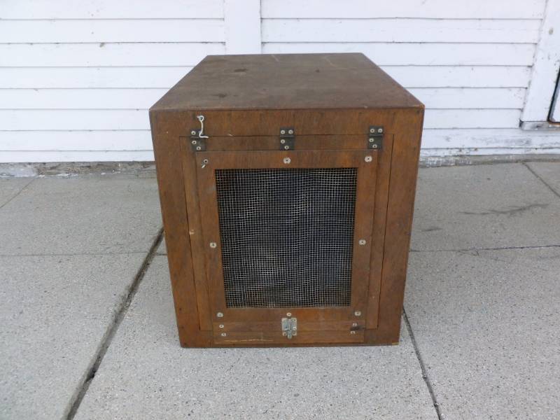 lot 4 image: Wooden Dog Kennel