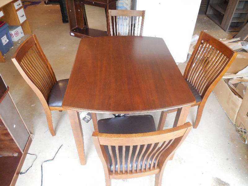 NEW -Signature Design by Ashley Stuman Medium Brown Rectangular Dining Room Table and 4 Chairs
