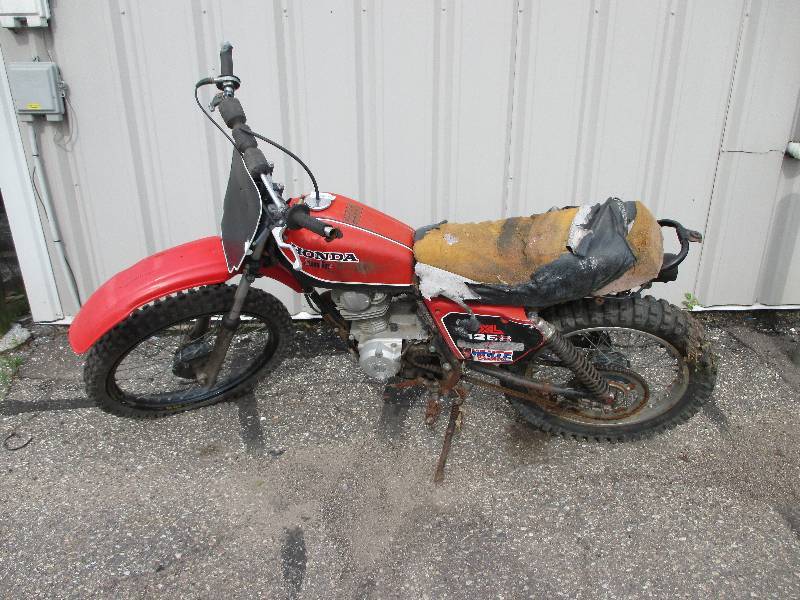 lot 20 image: Honda Dirt Bike