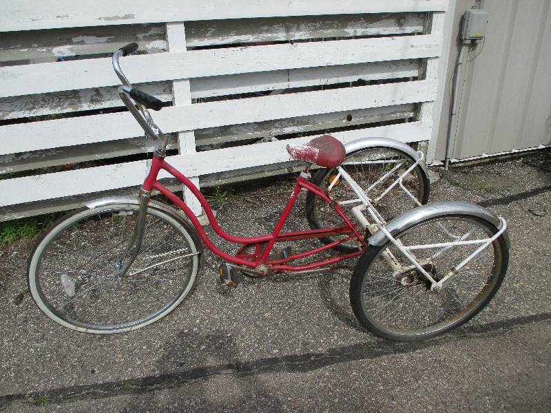 lot 21 image: Schwinn Bike
