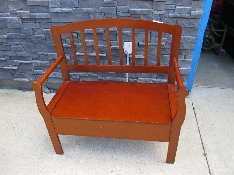 lot 39 image: Bench with storage