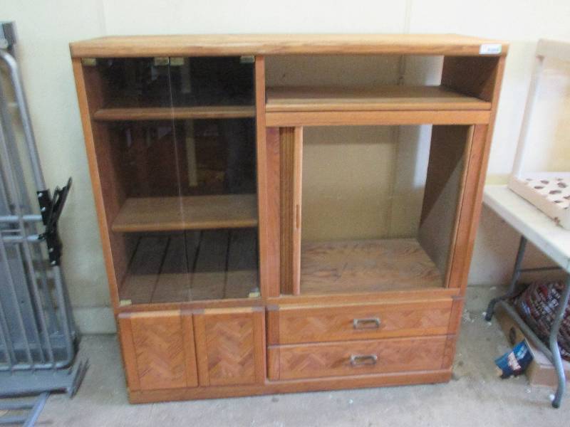 lot 43 image: Entertainment center