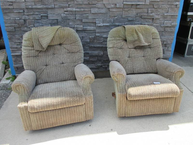 lot 49 image: 2 Recliners