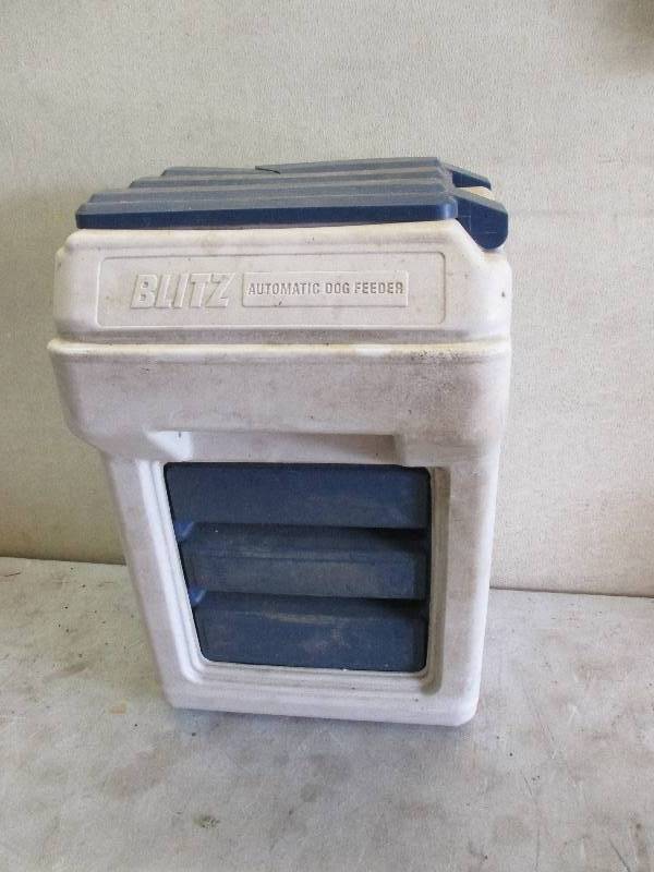 lot 54 image: Dog feeder