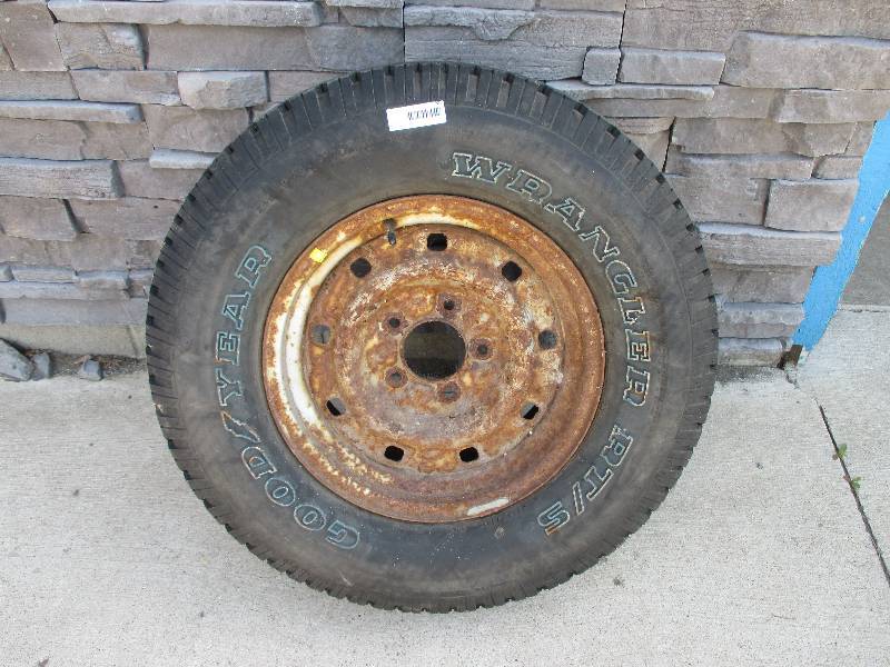 lot 88 image: Like new tire