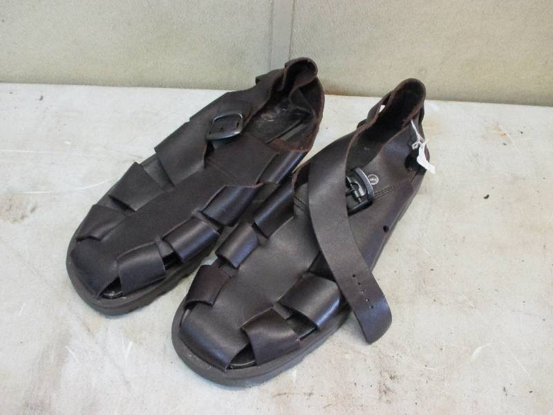 lot 99 image: Sandals