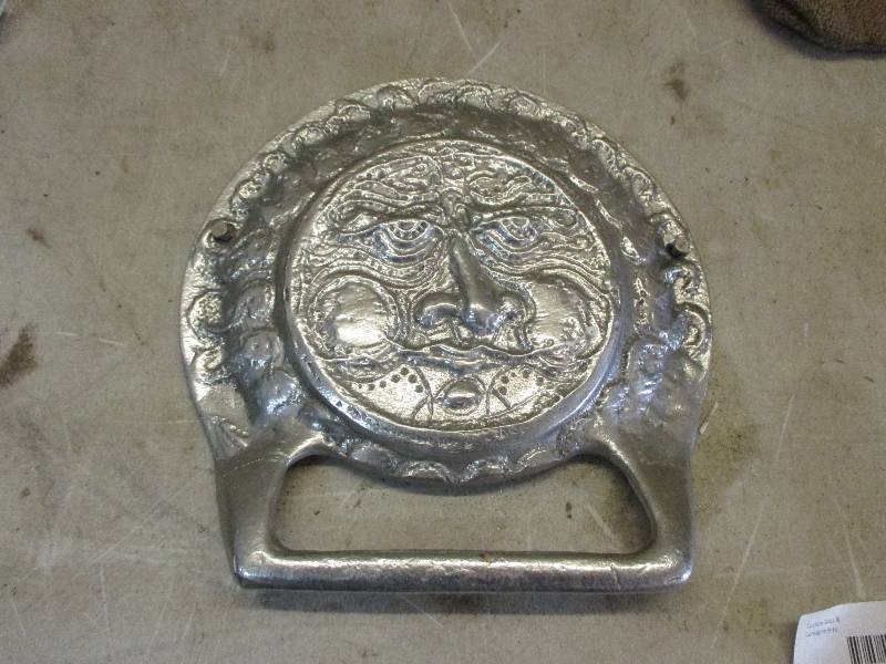 lot 100 image: Decorative stove lid