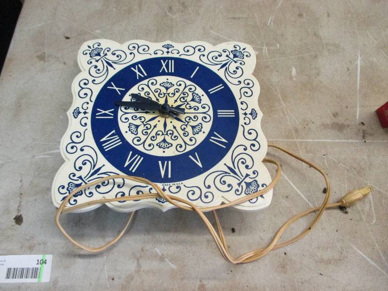 lot 104 image: antique clock