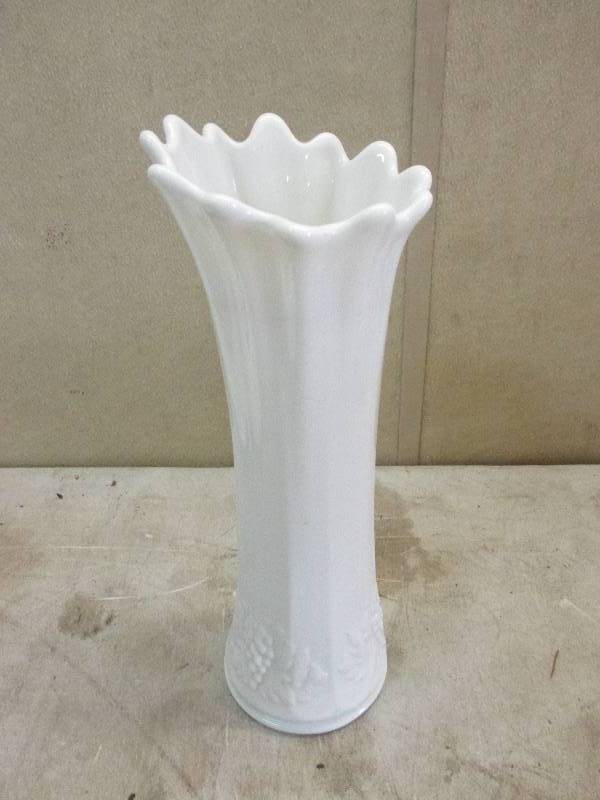 lot 113 image: Milk glass vase