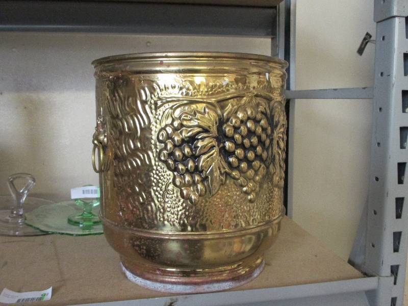 lot 122 image: Brass pot
