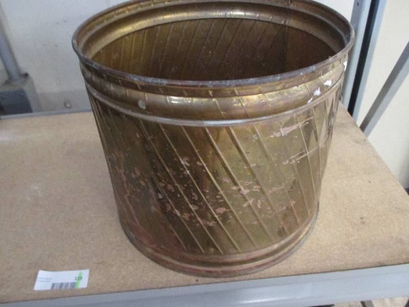 lot 123 image: Brass pot