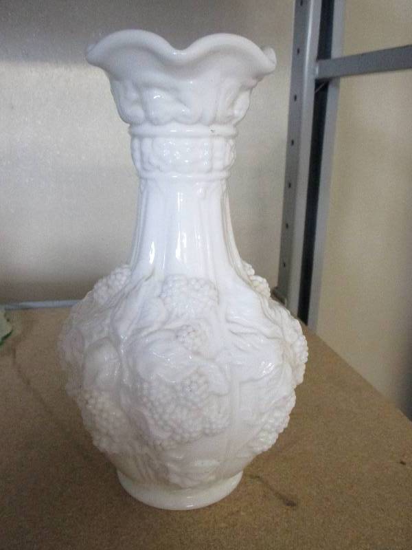 lot 128 image: Milk glass vase