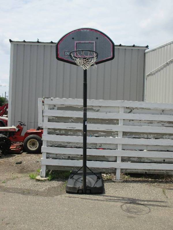 lot 140 image: Basketball hoop