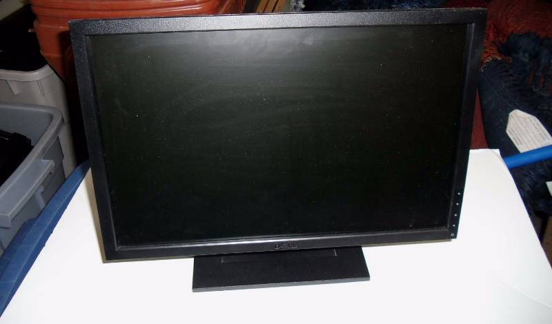 Lot of 6 Dell E1910c widescreen, flat panel Monitors on Stands with Power Cords