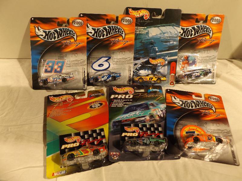 lot 10 image: 7 Hot Wheels Racecars