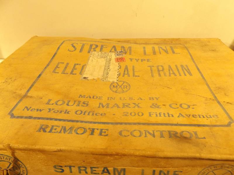 lot 12 image: Electric Train - Streamline, Remote-Controlled