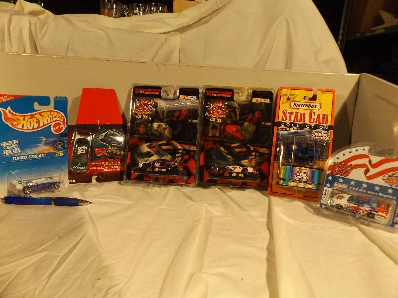 lot 32 image: 6 Toy Racecars