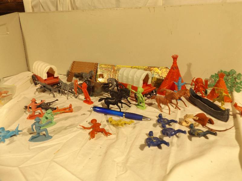 lot 43 image: Plastic Cowboys and Indians