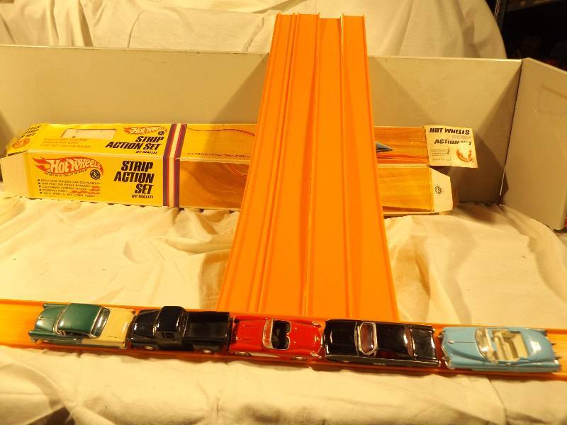 lot 54 image: Hot Wheels Strip Action Set