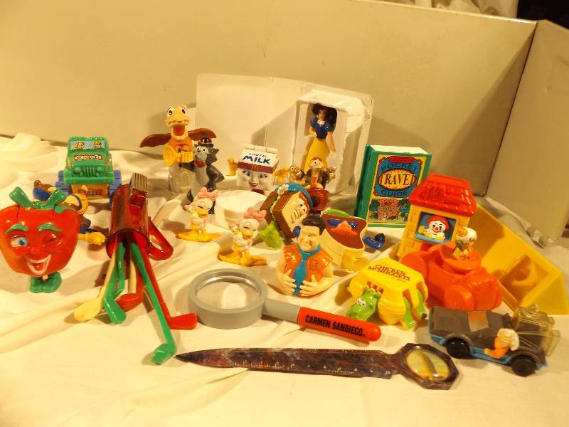 lot 72 image: 24 Toy Miniatures
