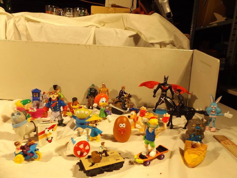 lot 84 image: Collectable toys