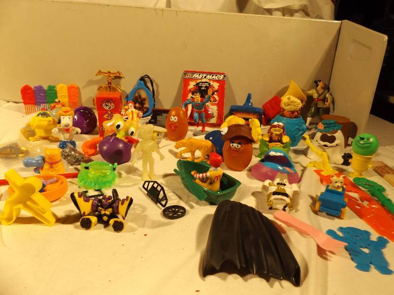lot 85 image: Collectable toys