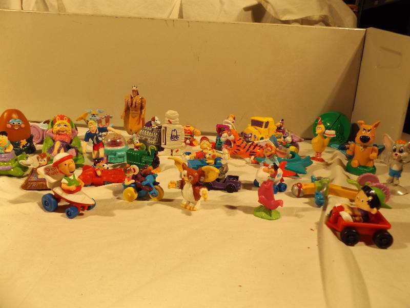 lot 86 image: Collectable toys