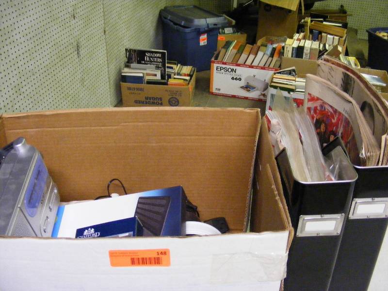 lot 148 image: Coby cx-38 Receiver, Vintage Box, Magazine Holders
