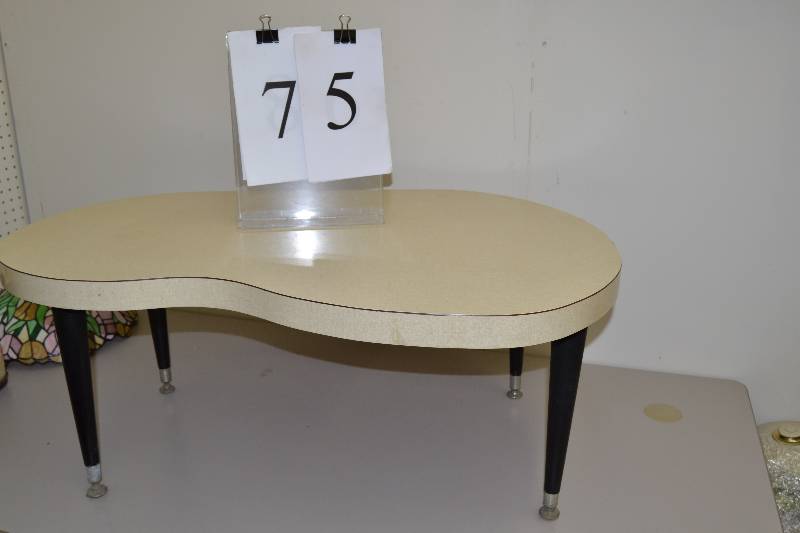 lot 75 image: Kidney shaped table