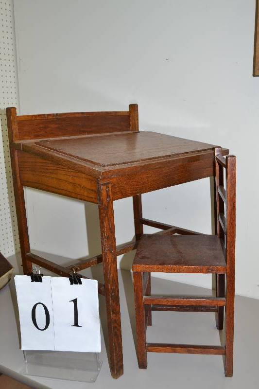 lot 1 image: Vintage Childs desk & Chair