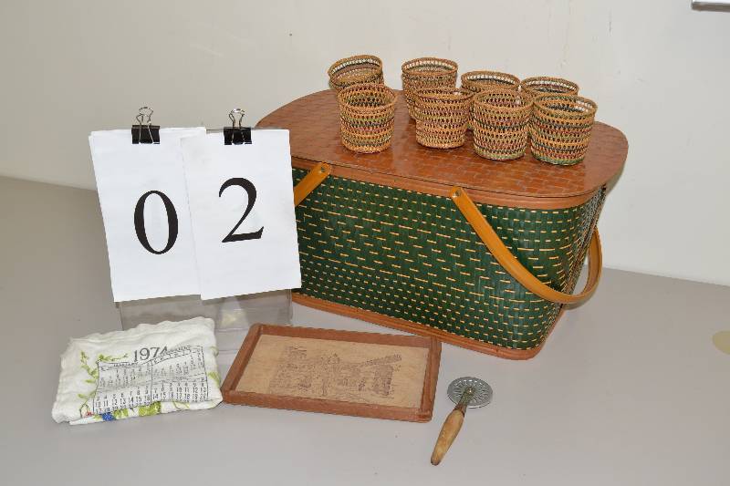 lot 2 image: Picnic basket & misc